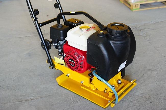Виброплита бензиновая TeaM С-60 с двигателем Honda и баком для воды, колесами фото 7